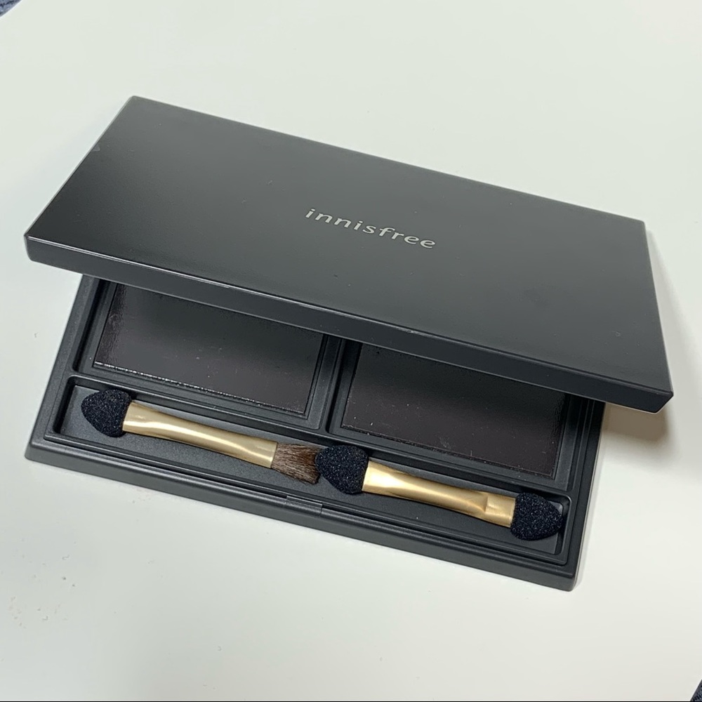 3/$10 ❤️ Innisfree eyeshadow case (medium size)